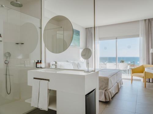 Habitación Doble con vistas frontales al mar del hotel Grupotel Conil Playa. Foto 2