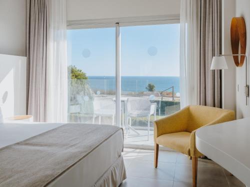 Habitación Doble con vistas frontales al mar del hotel Grupotel Conil Playa. Foto 4