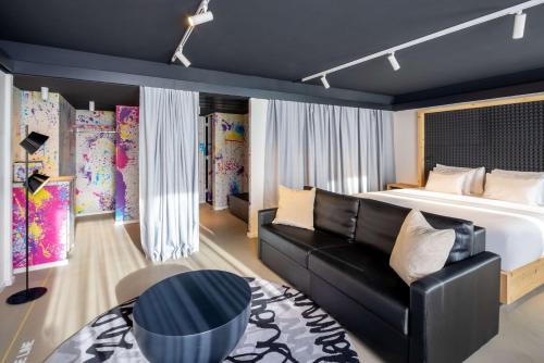 Suite Gallery con cama supletoria del hotel Nhow Brussels Bloom.. Foto 3