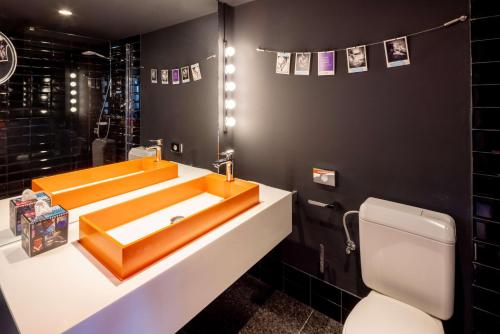 Suite Gallery con cama supletoria del hotel Nhow Brussels Bloom.. Foto 5