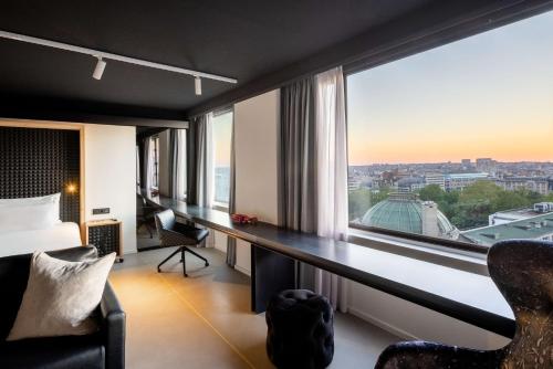 Habitación con vistas al perfil urbano del hotel Nhow Brussels Bloom.. Foto 1