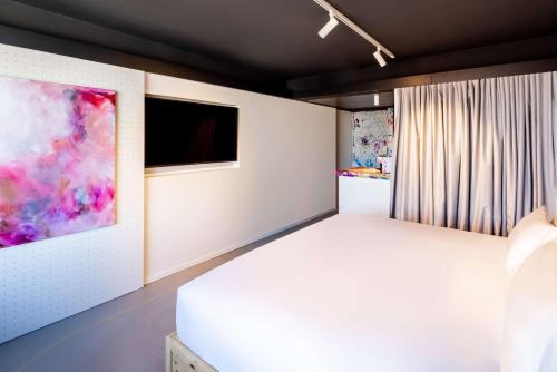 Habitación con vistas al perfil urbano del hotel Nhow Brussels Bloom.. Foto 7
