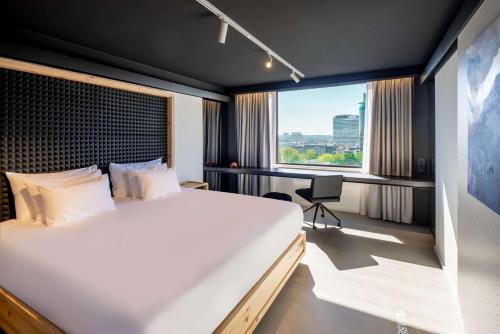Suite Junior Art con cama supletoria del hotel Nhow Brussels Bloom.. Foto 1
