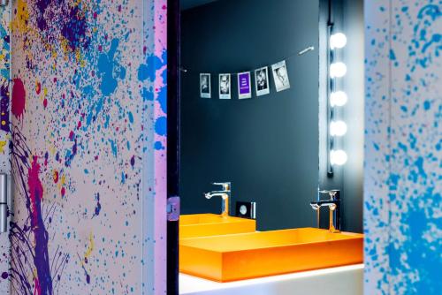 Suite Junior Art con cama supletoria del hotel Nhow Brussels Bloom.. Foto 7