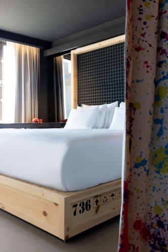 Suite Junior Art con cama supletoria del hotel Nhow Brussels Bloom.. Foto 10