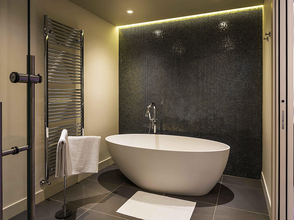Suite superior, 1 cama de matrimonio grande con sofá cama del hotel Mercure Almaty City Center. Foto 6