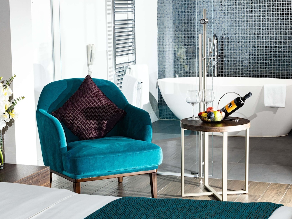 Suite superior, 1 cama de matrimonio grande con sofá cama del hotel Mercure Almaty City Center. Foto 7
