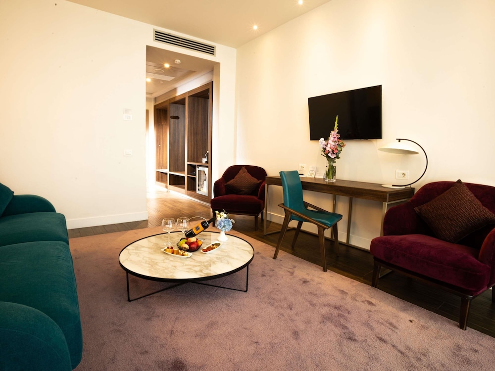 Suite superior, 1 cama de matrimonio grande con sofá cama del hotel Mercure Almaty City Center. Foto 8