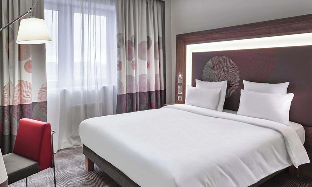 Habitación Estándar con 1 Cama Queen del hotel Novotel Almaty City Center. Foto 3