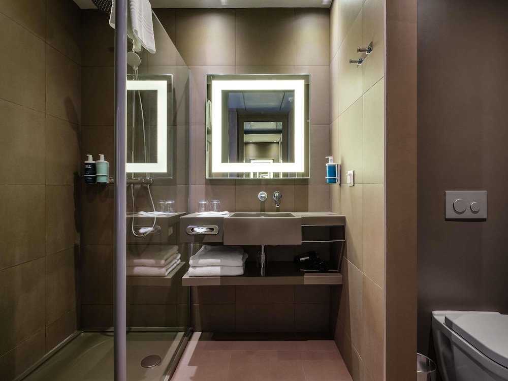 Habitación Estándar con 1 Cama Queen del hotel Novotel Almaty City Center. Foto 5