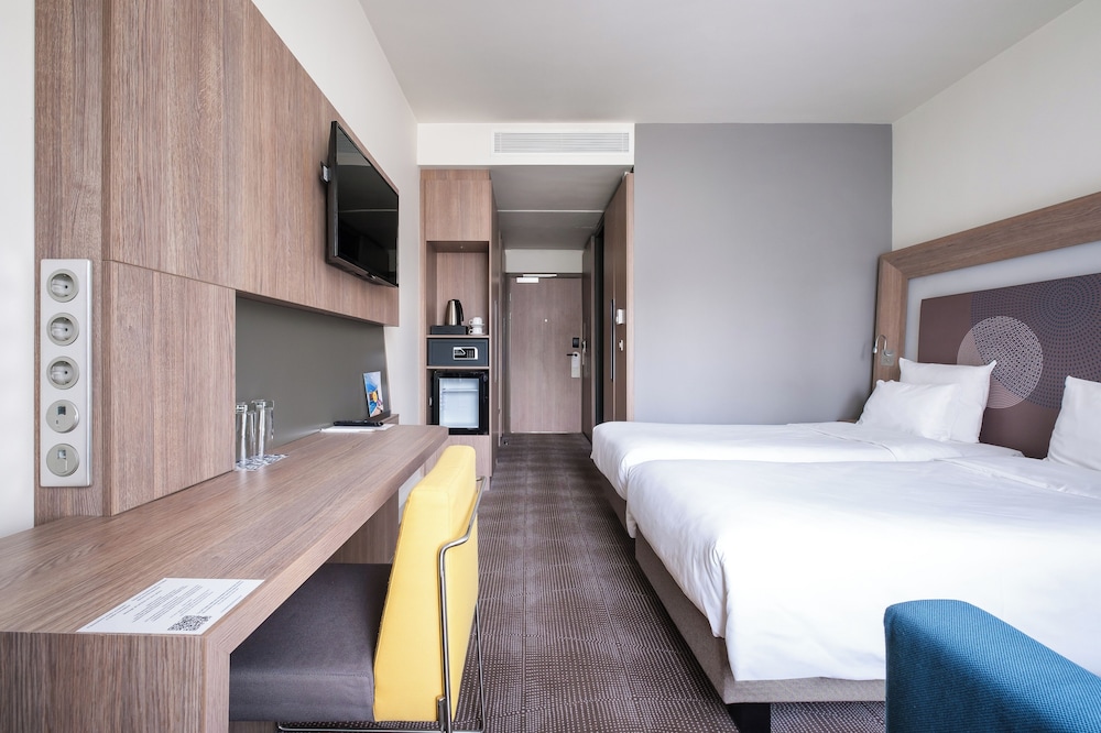 Habitación estándar con 2 camas individuales del hotel Novotel Almaty City Center. Foto 1