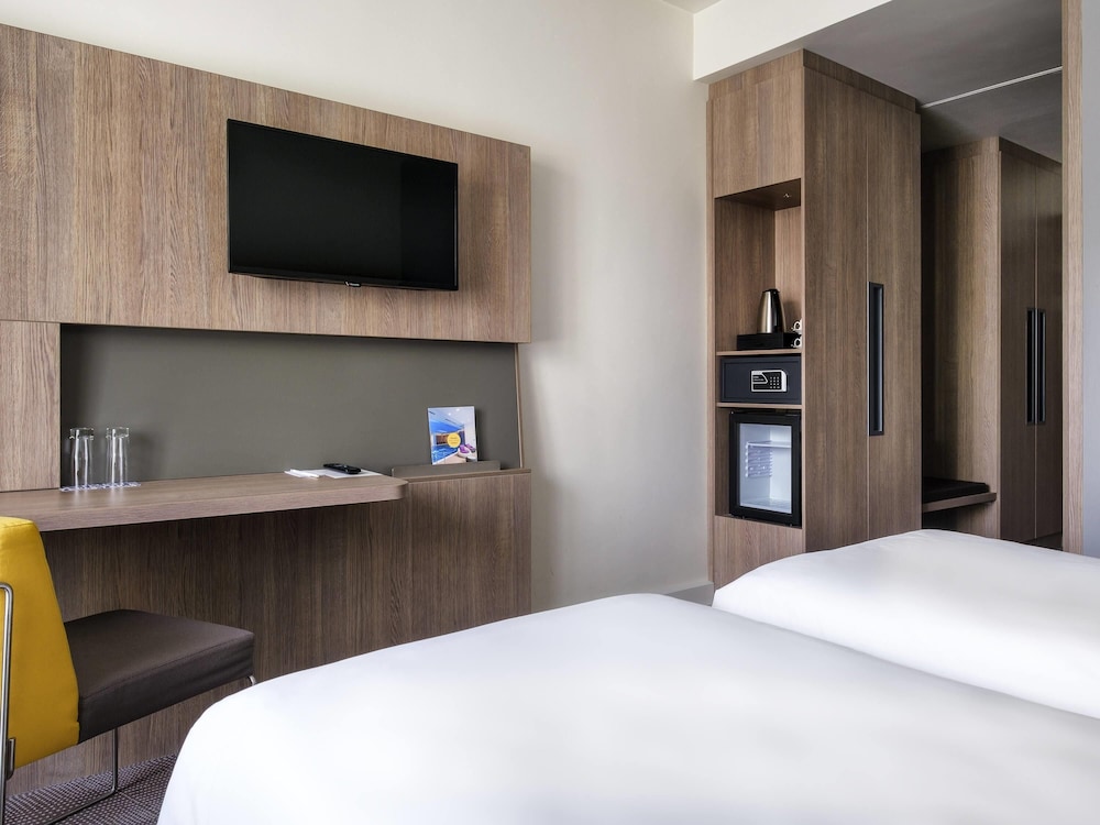 Habitación estándar con 2 camas individuales del hotel Novotel Almaty City Center. Foto 2