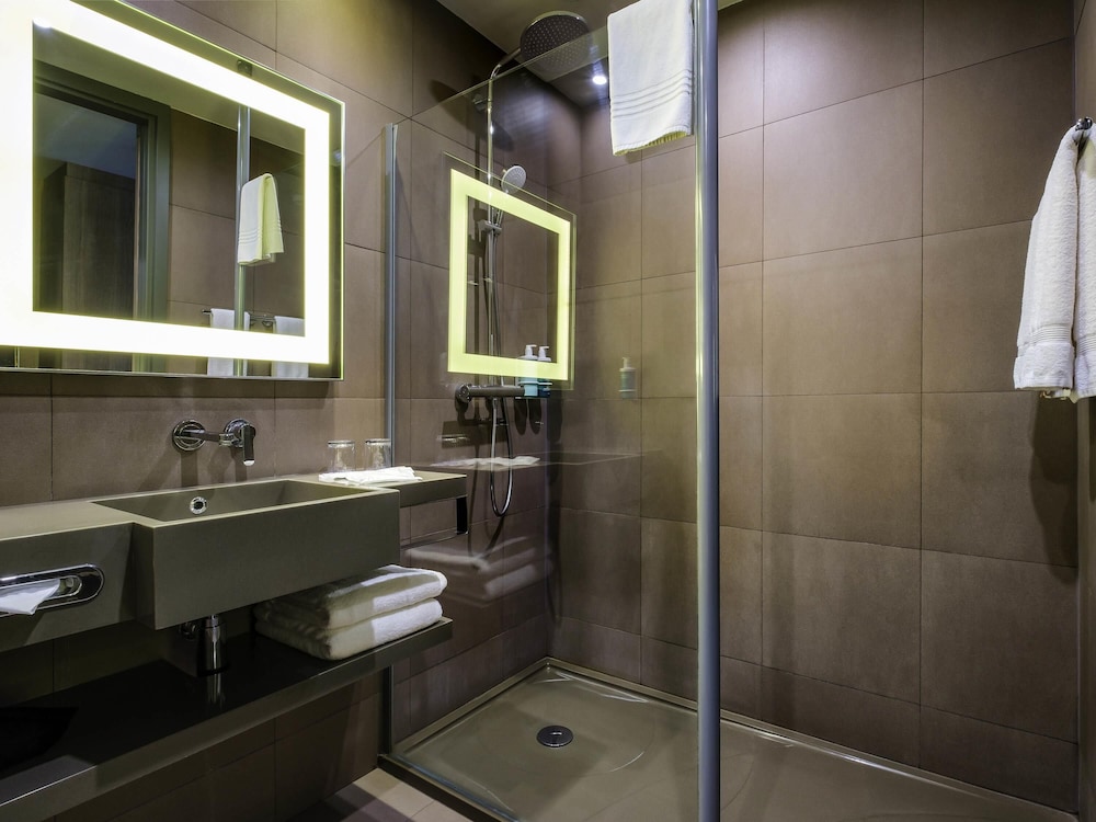 Habitación estándar con 2 camas individuales del hotel Novotel Almaty City Center. Foto 8