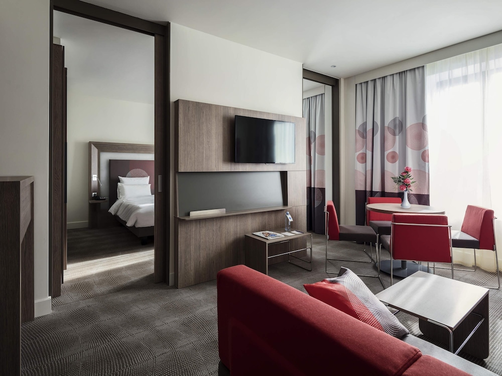 Suite Junior con 1 cama king del hotel Novotel Almaty City Center. Foto 2
