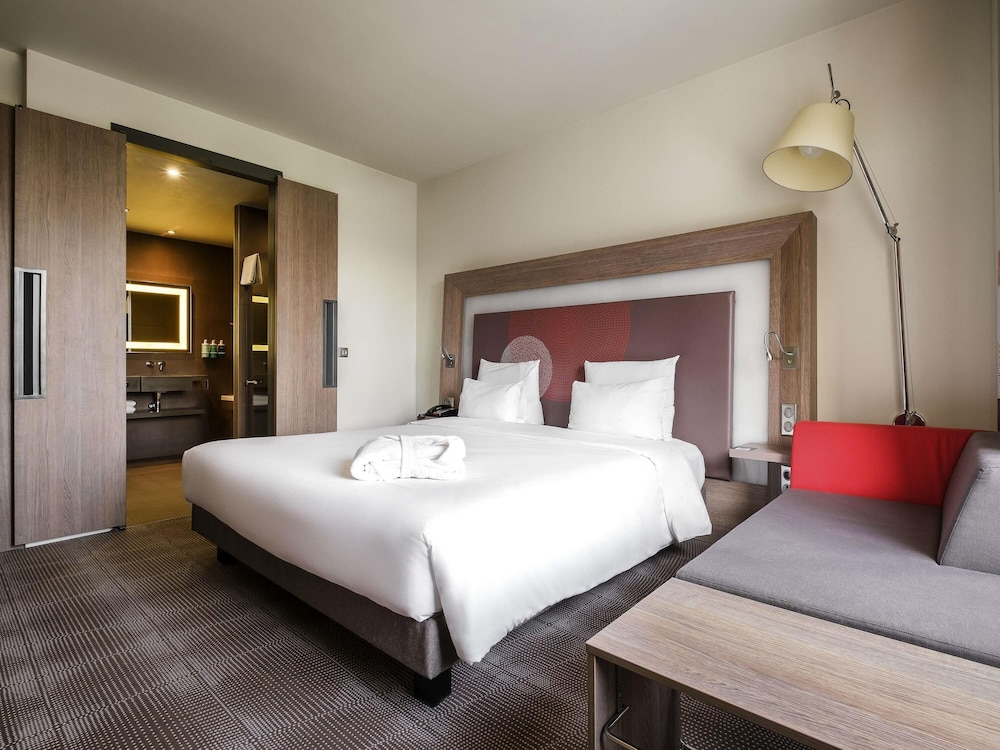 Suite Superior con 1 Cama King del hotel Novotel Almaty City Center. Foto 3