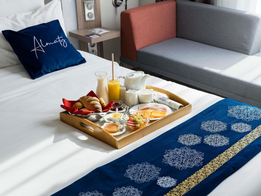 Suite Superior con 1 Cama King del hotel Novotel Almaty City Center. Foto 5