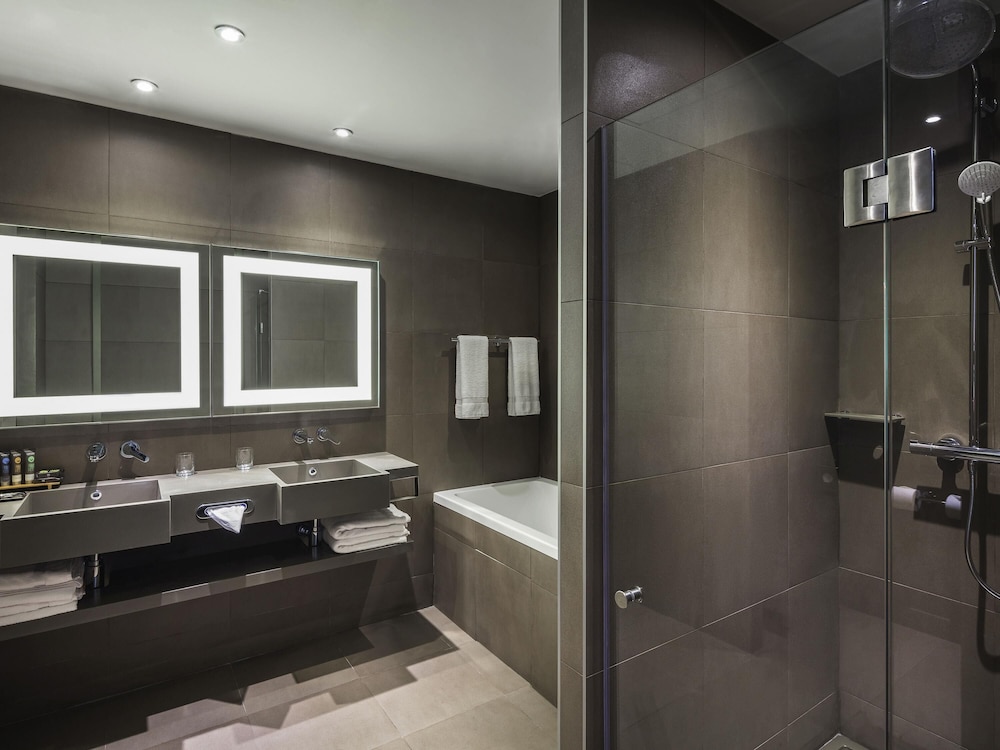 Suite Superior con 1 Cama King del hotel Novotel Almaty City Center. Foto 6