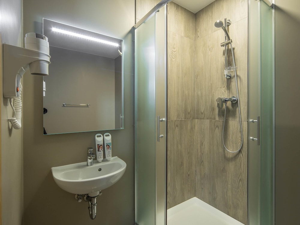 Habitación Standard con dos camas individuales del hotel Ibis Riga Centre. Foto 6