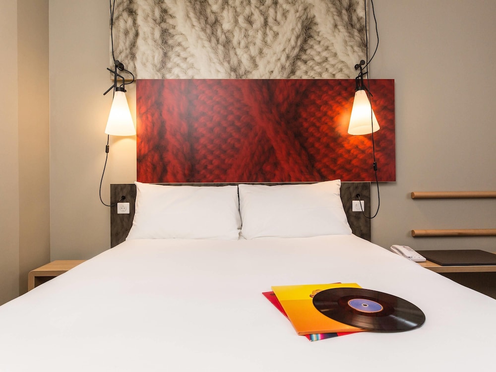 Habitación estándar con una cama doble del hotel Ibis Vilnius Centre. Foto 1