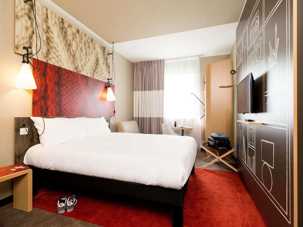 Habitación con una cama grande y sofá del hotel Ibis Vilnius Centre. Foto 3