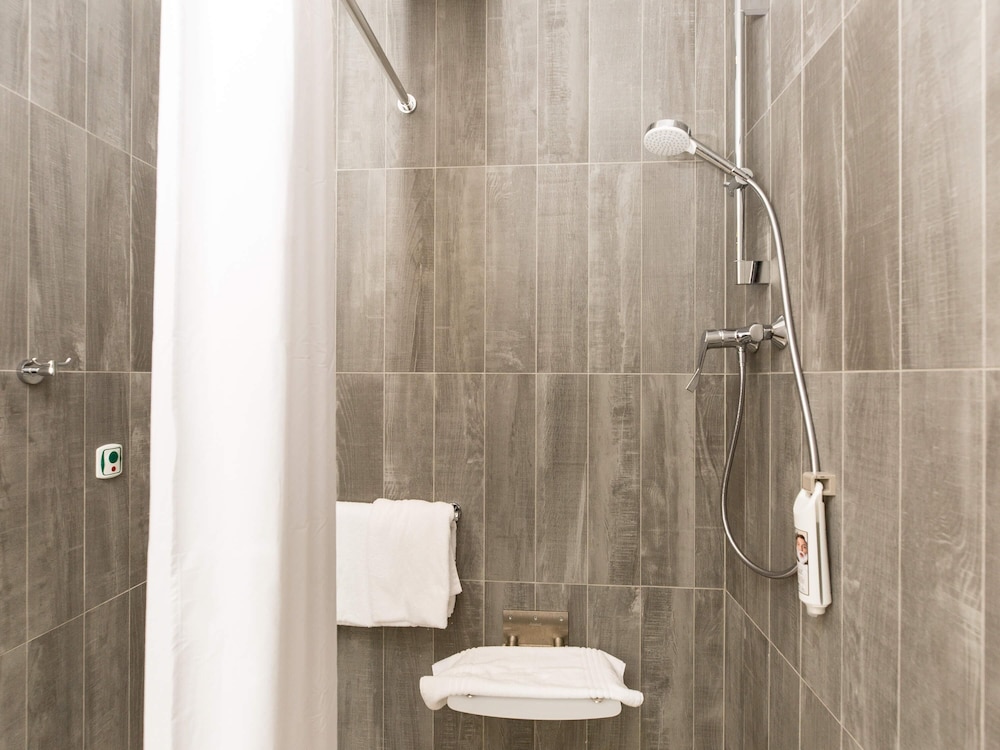 Habitación estándar para movilidad reducida con 1 cama doble del hotel Ibis Vilnius Centre. Foto 5