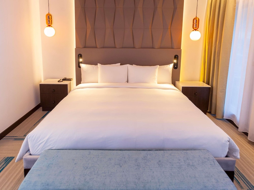 SUITE JUNIOR con 1 cama king size del hotel Novotel Convention y Spa Antananarivo. Foto 6