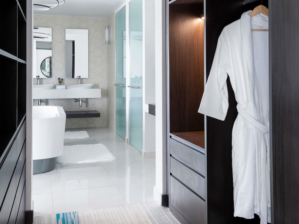 SUITE JUNIOR con 1 cama king size del hotel Novotel Convention y Spa Antananarivo. Foto 10