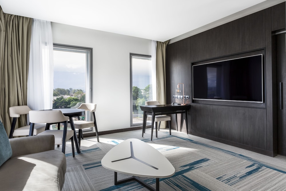 Suite superior con 1 cama king size del hotel Novotel Convention y Spa Antananarivo. Foto 12