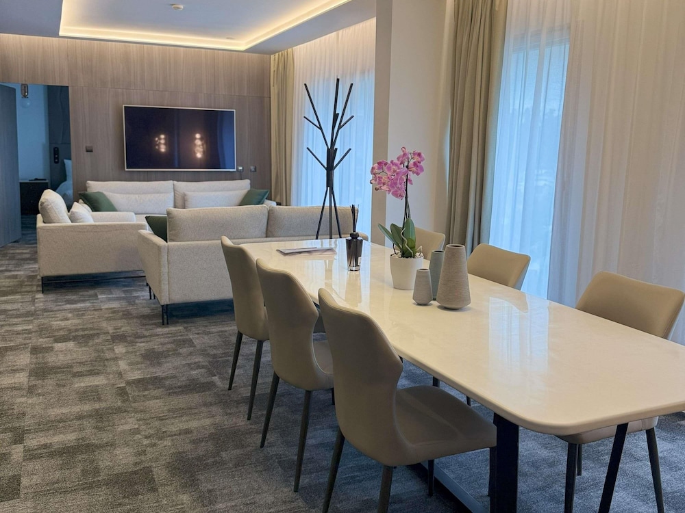 Suite Presidencial con 2 camas king size del hotel Novotel Convention y Spa Antananarivo. Foto 8