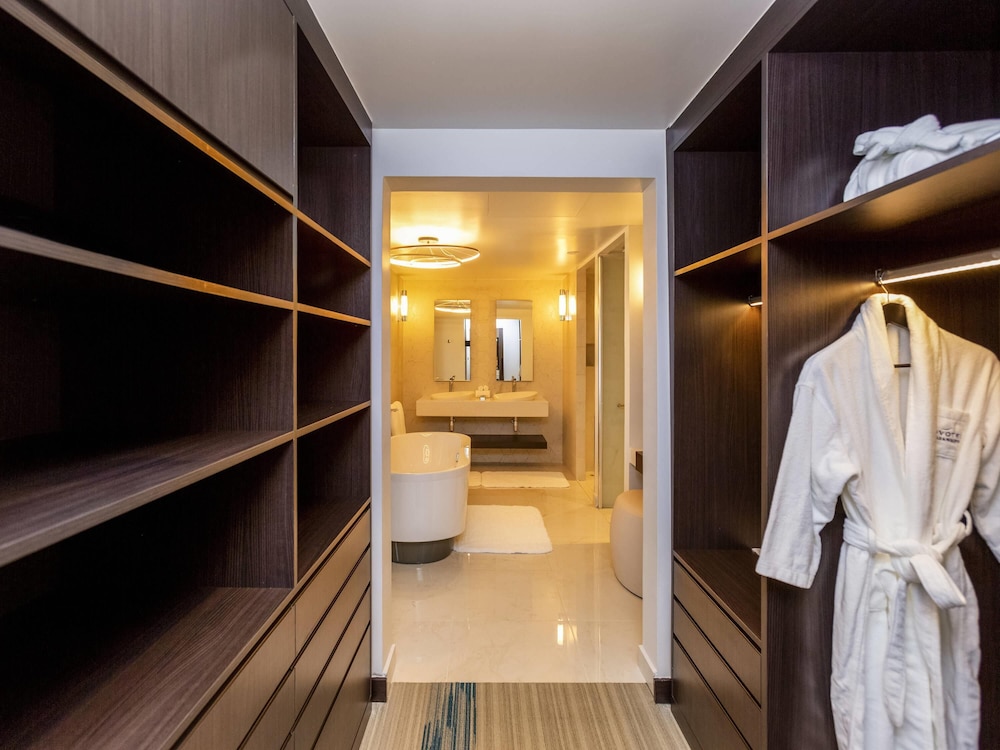 Suite superior con 1 cama king size del hotel Novotel Convention y Spa Antananarivo. Foto 12
