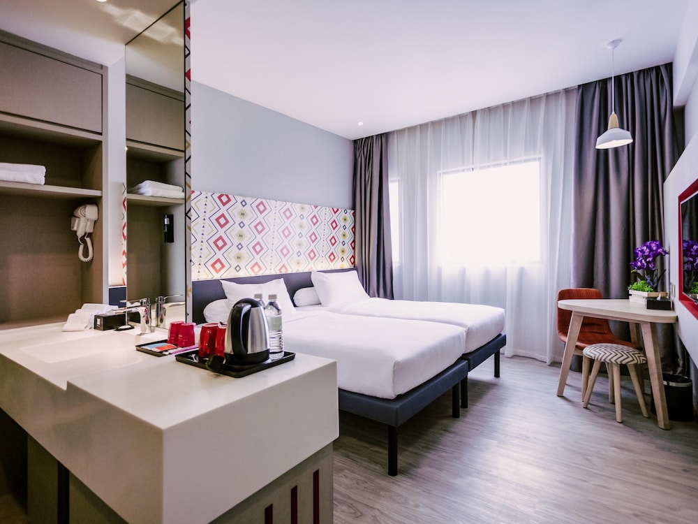 Habitación superior con 2 camas individuales del hotel Ibis Styles Kota Bharu. Foto 7
