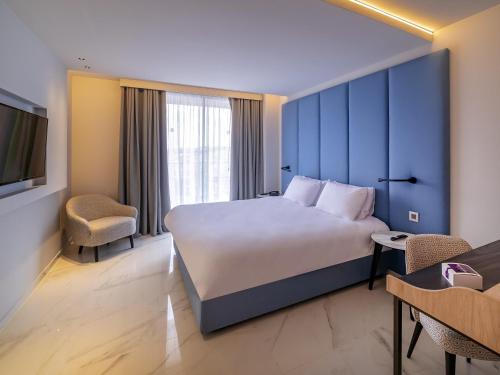 Habitación superior con cama grande, balcón y vistas al mar del hotel Mercure St. Julian's Malta