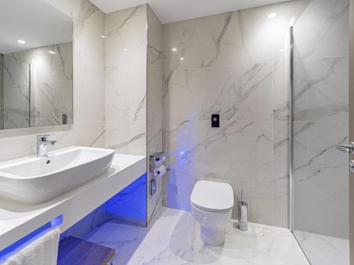 Habitación superior con cama grande, balcón y vistas al mar del hotel Mercure St. Julian's Malta. Foto 1