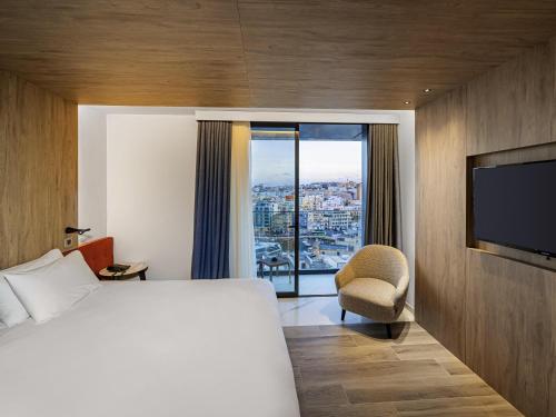 Habitación superior con cama grande, balcón y vistas al mar del hotel Mercure St. Julian's Malta. Foto 3