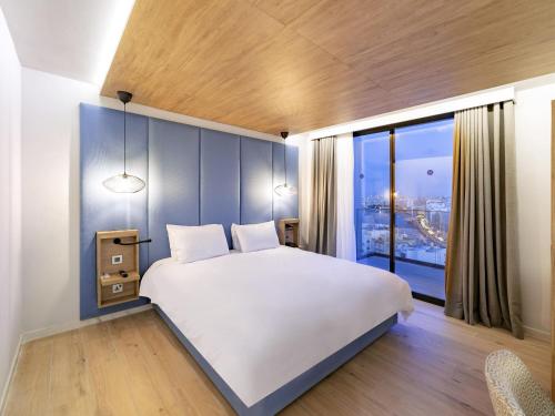 Habitación Doble Privilège con balcón y vistas al mar del hotel Mercure St. Julian's Malta. Foto 1