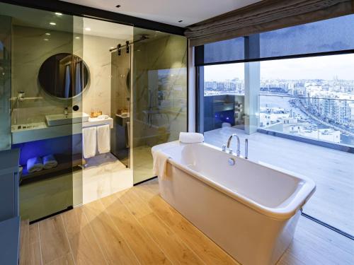 Suite Superior Privilege con vistas al mar del hotel Mercure St. Julian's Malta. Foto 1