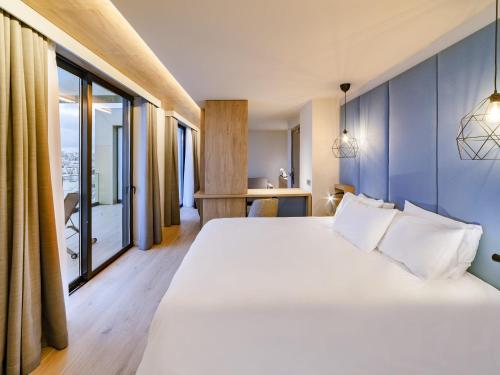 Suite Superior Privilege con vistas al mar del hotel Mercure St. Julian's Malta. Foto 2