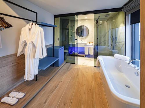 Suite Superior Privilege con vistas al mar del hotel Mercure St. Julian's Malta. Foto 3