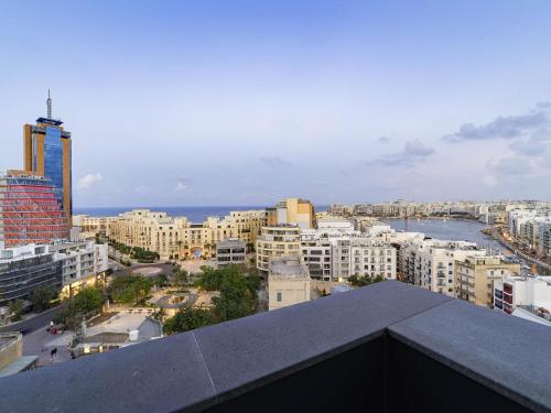 Suite Superior Privilege con vistas al mar del hotel Mercure St. Julian's Malta. Foto 4