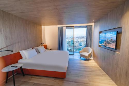 Habitación superior con cama grande, balcón y vistas al mar del hotel Mercure St. Julian's Malta. Foto 10