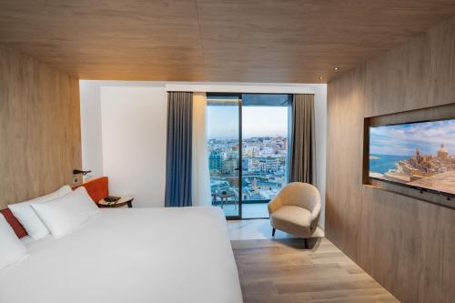 Habitación Doble Privilège con balcón y vistas al mar del hotel Mercure St. Julian's Malta. Foto 8