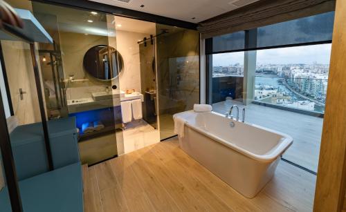 Suite Superior Privilege con vistas al mar del hotel Mercure St. Julian's Malta. Foto 9
