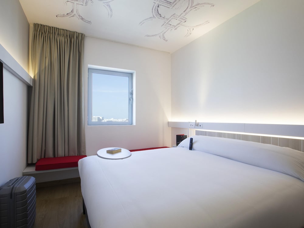 Habitación Sweet Room by ibis con 1 cama doble del hotel Ibis Abdelmoumen Casa Centre. Foto 8