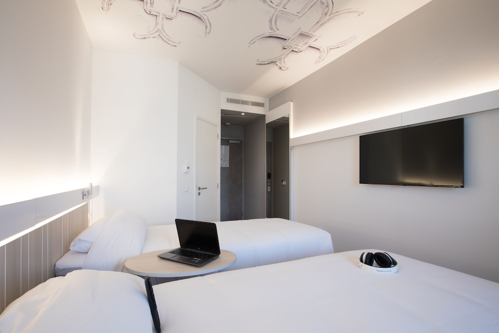 Habitación Sweet Room by ibis con 2 camas individuales del hotel Ibis Abdelmoumen Casa Centre. Foto 1
