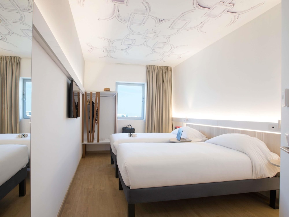 Habitación Sweet Room by ibis con 2 camas individuales del hotel Ibis Abdelmoumen Casa Centre. Foto 12