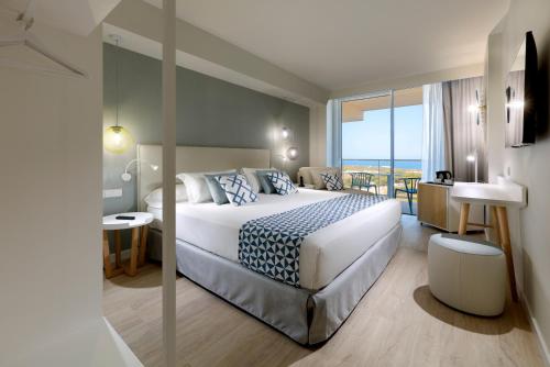 Habitación Doble Deluxe con vistas al mar del hotel Palladium Hotel Menorca