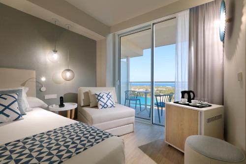 Habitación Doble Deluxe con vistas al mar del hotel Palladium Hotel Menorca. Foto 1