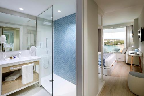 Habitación Doble Deluxe con vistas al mar del hotel Palladium Hotel Menorca. Foto 2