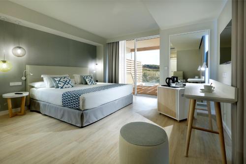 Habitación Deluxe con jacuzzi y terraza del hotel Palladium Hotel Menorca
