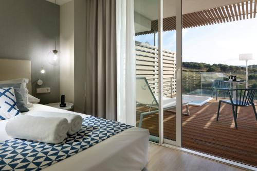 Habitación Deluxe con jacuzzi y terraza del hotel Palladium Hotel Menorca. Foto 1